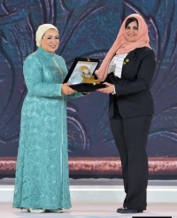 تكريم الدكتورة غادة عامر الاستاذ بكلية الهندسة من قبل السيدة انتصار السيسي